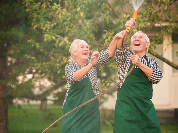eldre par leker i hagen